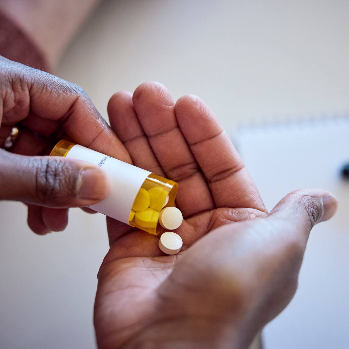 ¿Medicamento experimental frenaría Alzheimer en etapa temprana? Doctora explica