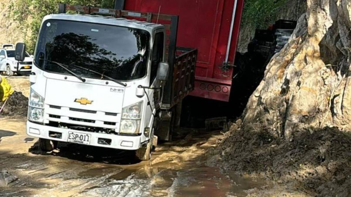 Vehículos quedan atrapados por mal estado de la vía Arma- La Pintada en Aguadas, Caldas
