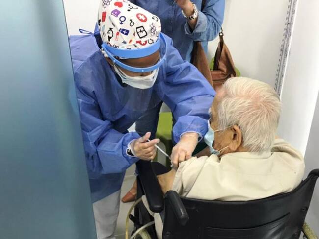 El agendamiento y la aplicación de la vacuna podrá hacerse presencialmente en la IPS más cercana al lugar de residencia del adulto mayor