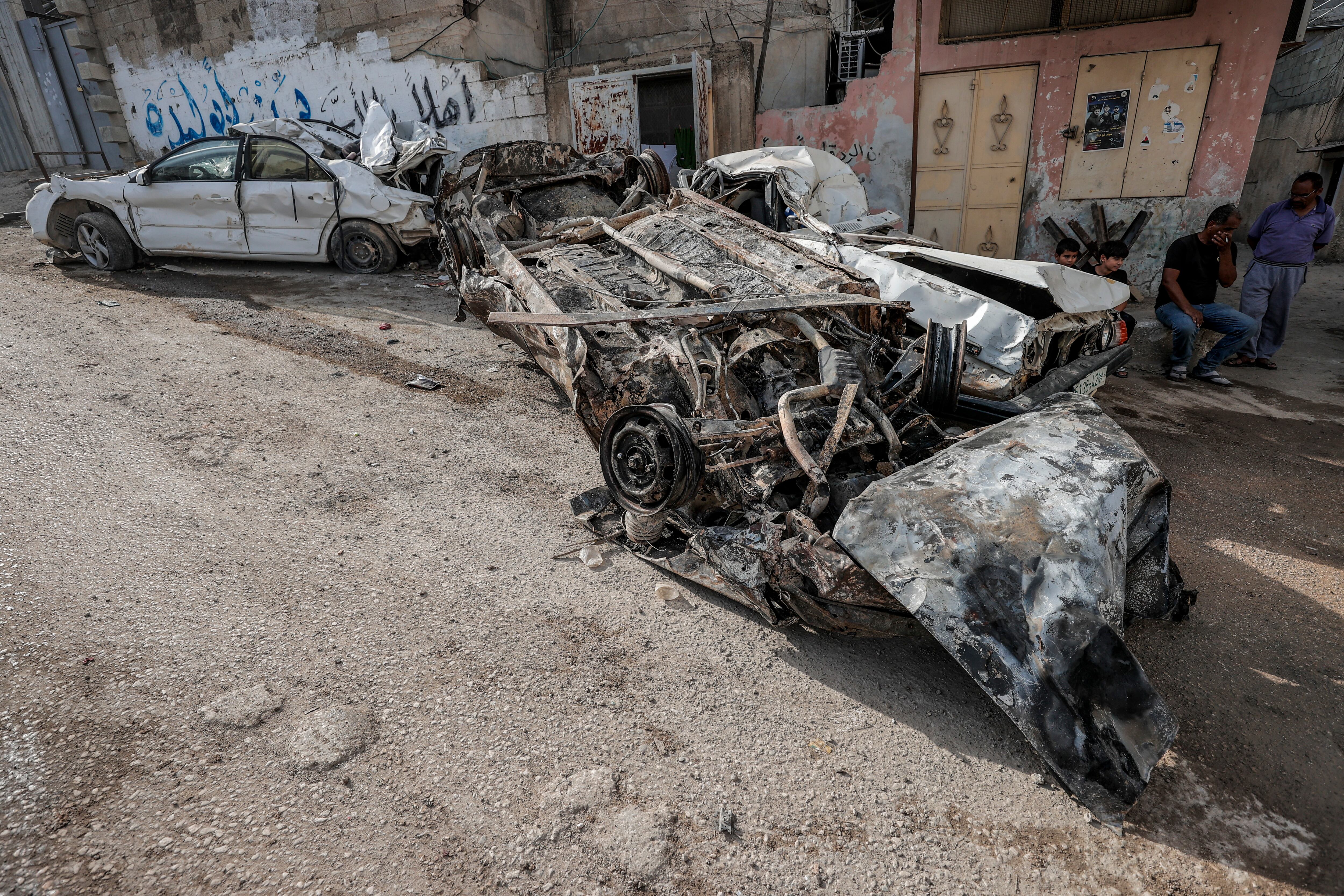 TULKAREM (GAZA Y CISJORDANIA), 23/10/2023.- Fotografía este lunes de varios vehículos destruidos durante la incursión israelí en el campo de refugiados ocurrida entre el jueves y el viernes en la que usaron helicópteros Apache y un dron, cerca a Tulkarem (Cisjordania). El campo de refugiados palestinos de Nur Shams, cerca de Tulkarem, está viviendo las jornadas de mayor violencia en décadas, como otras partes de Cisjordania ocupada, donde las hostilidades con el Ejército israelí y los colonos han escalado tras el inicio de la guerra entre Hamás e Israel el pasado 7 de octubre. En el cementerio de Nur Shams la tierra todavía no está asentada en diez tumbas, cubiertas con banderas palestinas y del grupo Yihad Islámica, al que pertenecían los fallecidos entre el jueves y el viernes pasado en el campo, que se convirtió en una ratonera durante las 27 horas que duró una dura incursión de soldados israelíes. EFE/ Manuel Bruque