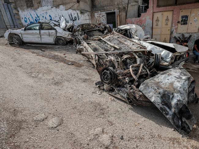 TULKAREM (GAZA Y CISJORDANIA), 23/10/2023.- Fotografía este lunes de varios vehículos destruidos durante la incursión israelí en el campo de refugiados ocurrida entre el jueves y el viernes en la que usaron helicópteros Apache y un dron, cerca a Tulkarem (Cisjordania). El campo de refugiados palestinos de Nur Shams, cerca de Tulkarem, está viviendo las jornadas de mayor violencia en décadas, como otras partes de Cisjordania ocupada, donde las hostilidades con el Ejército israelí y los colonos han escalado tras el inicio de la guerra entre Hamás e Israel el pasado 7 de octubre. En el cementerio de Nur Shams la tierra todavía no está asentada en diez tumbas, cubiertas con banderas palestinas y del grupo Yihad Islámica, al que pertenecían los fallecidos entre el jueves y el viernes pasado en el campo, que se convirtió en una ratonera durante las 27 horas que duró una dura incursión de soldados israelíes. EFE/ Manuel Bruque