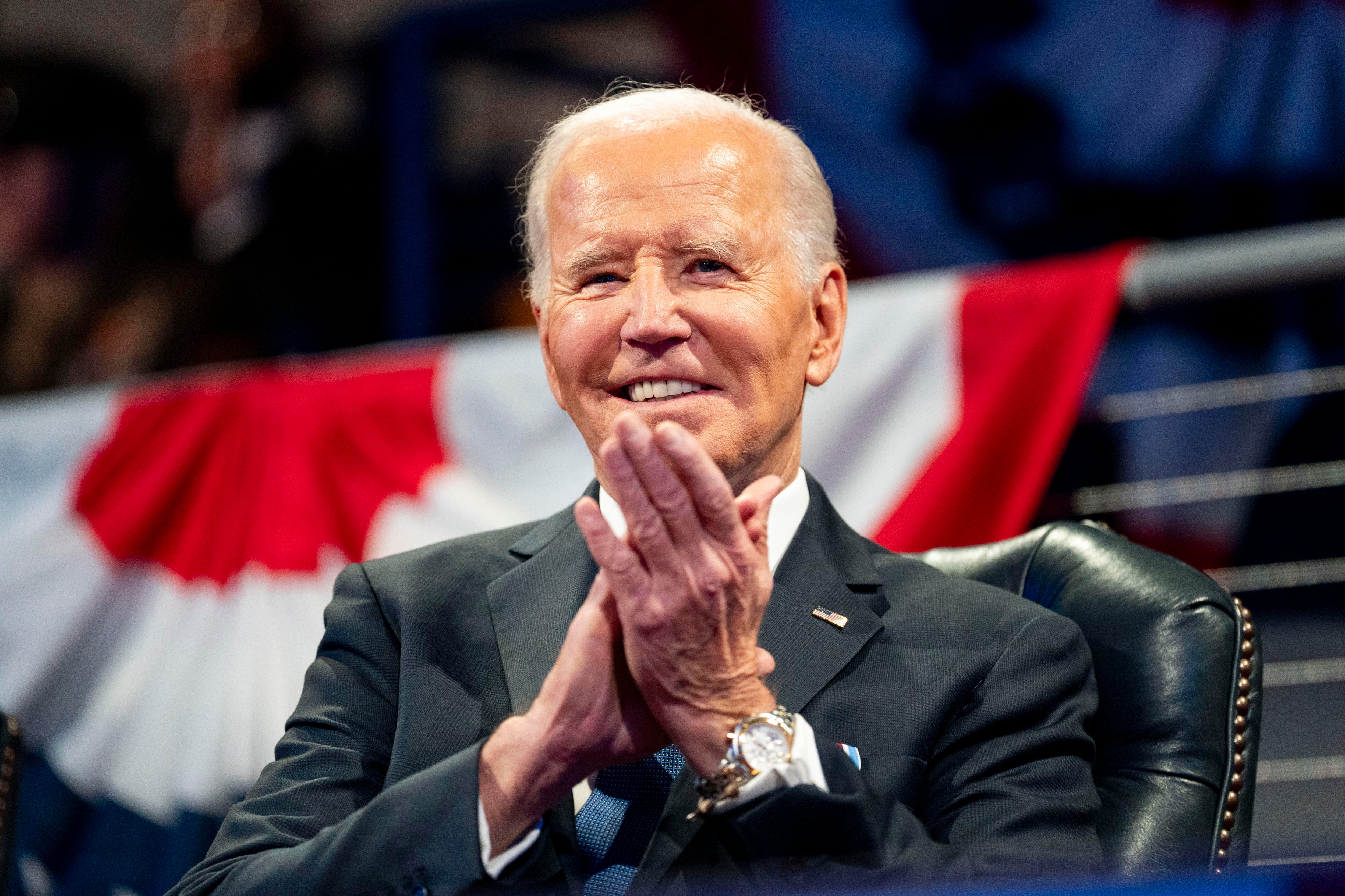 Arlington (United States), 16/01/2025.- US President Joe Biden claps during a Department of Defense Commander in Chief Farewell Ceremony at Joint Base Myers-Henderson Hall in Arlington, Virginia, USA on 16 January 2025. EFE/EPA/BONNIE CASH / POOL