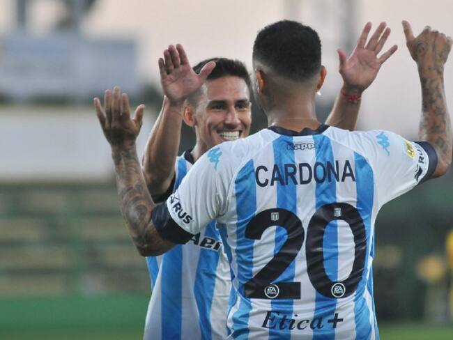 Edwin Cardona festeja su primera anotación con la camiseta de Racing.
