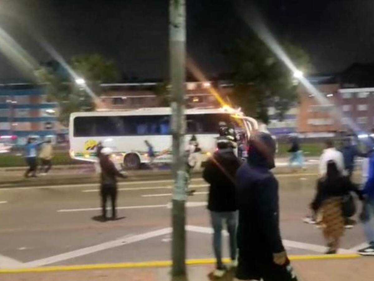 VIDEO | Hinchas de Millonarios y DIM se enfrentaron a las afueras de El Campín