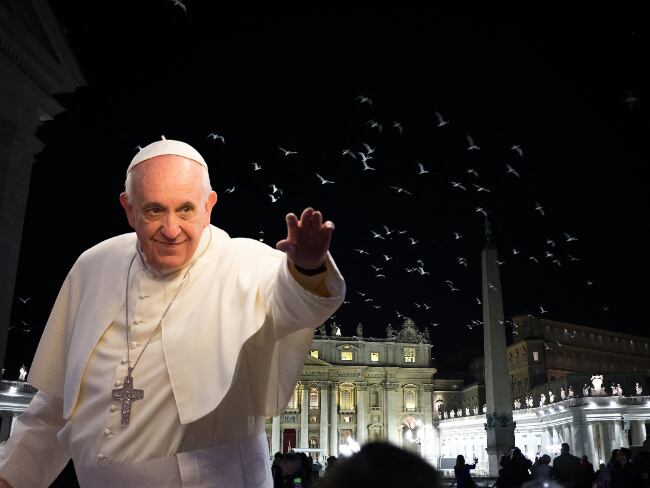 Aves blancas sobre el Vaticano. (HENRY NICHOLLS/AFP via Getty Images)