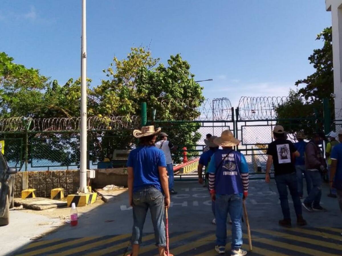 Comunidades Indígenas protestan frente a la sede de Ecopetrol en Coveñas