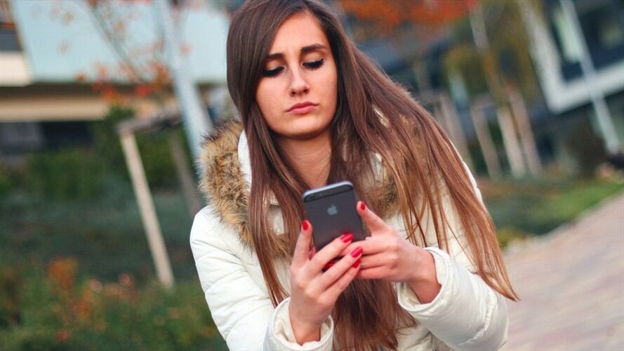 Mujer chateando. Foto: Pixabay