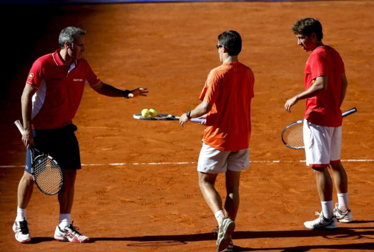 El equipo español entrenó bajo la dirección de ALex Corretja  en la Caja Mágica de Madrid para preparar la eliminatoria por la permanencia en el Grupo Mundial de Copa Davis que disputará frente a Ucrania este fin de semana.