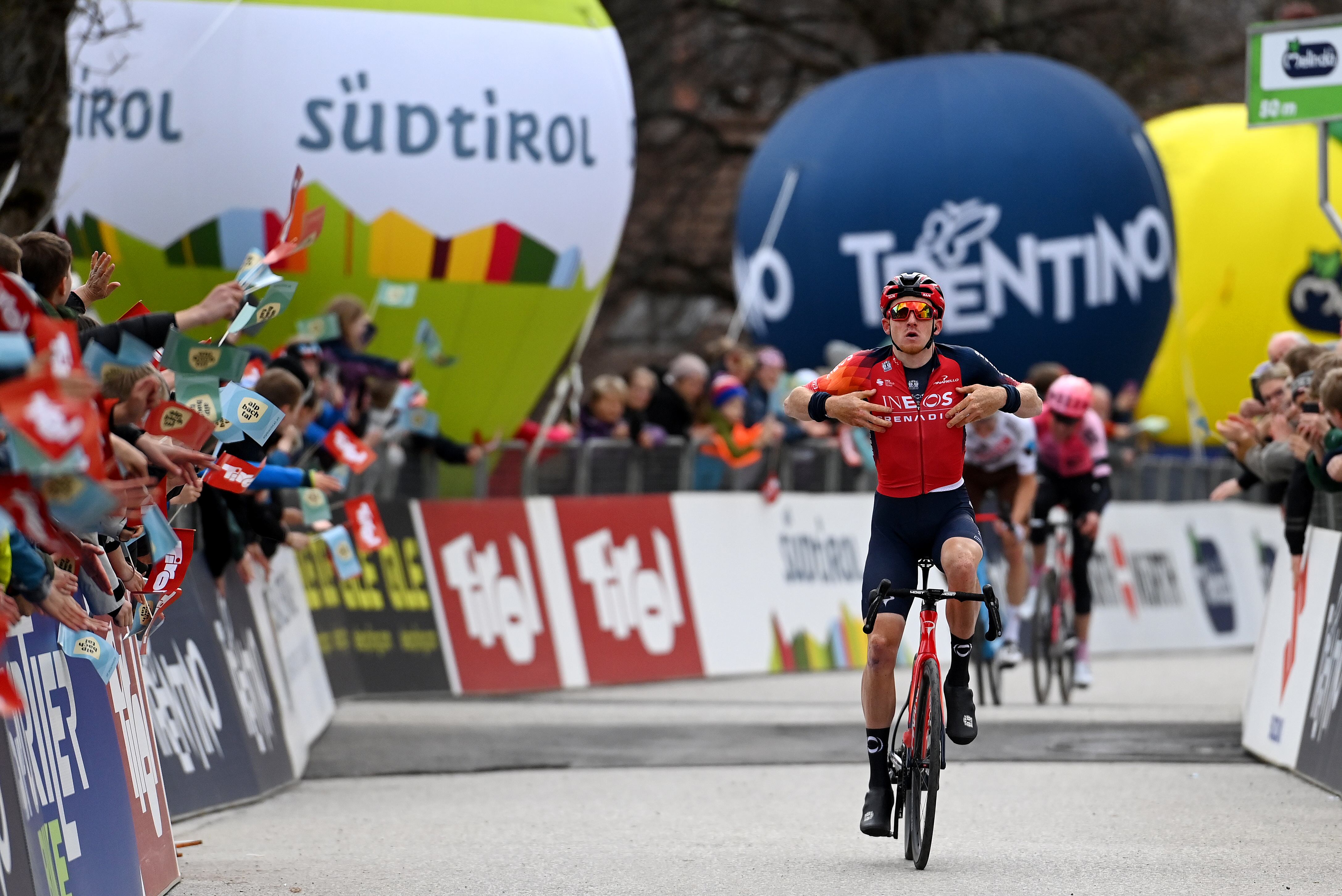 Tao Geoghegan celebra su triunfo en el inicio del Tour de Los Alpes. (Photo by Tim de Waele/Getty Images)