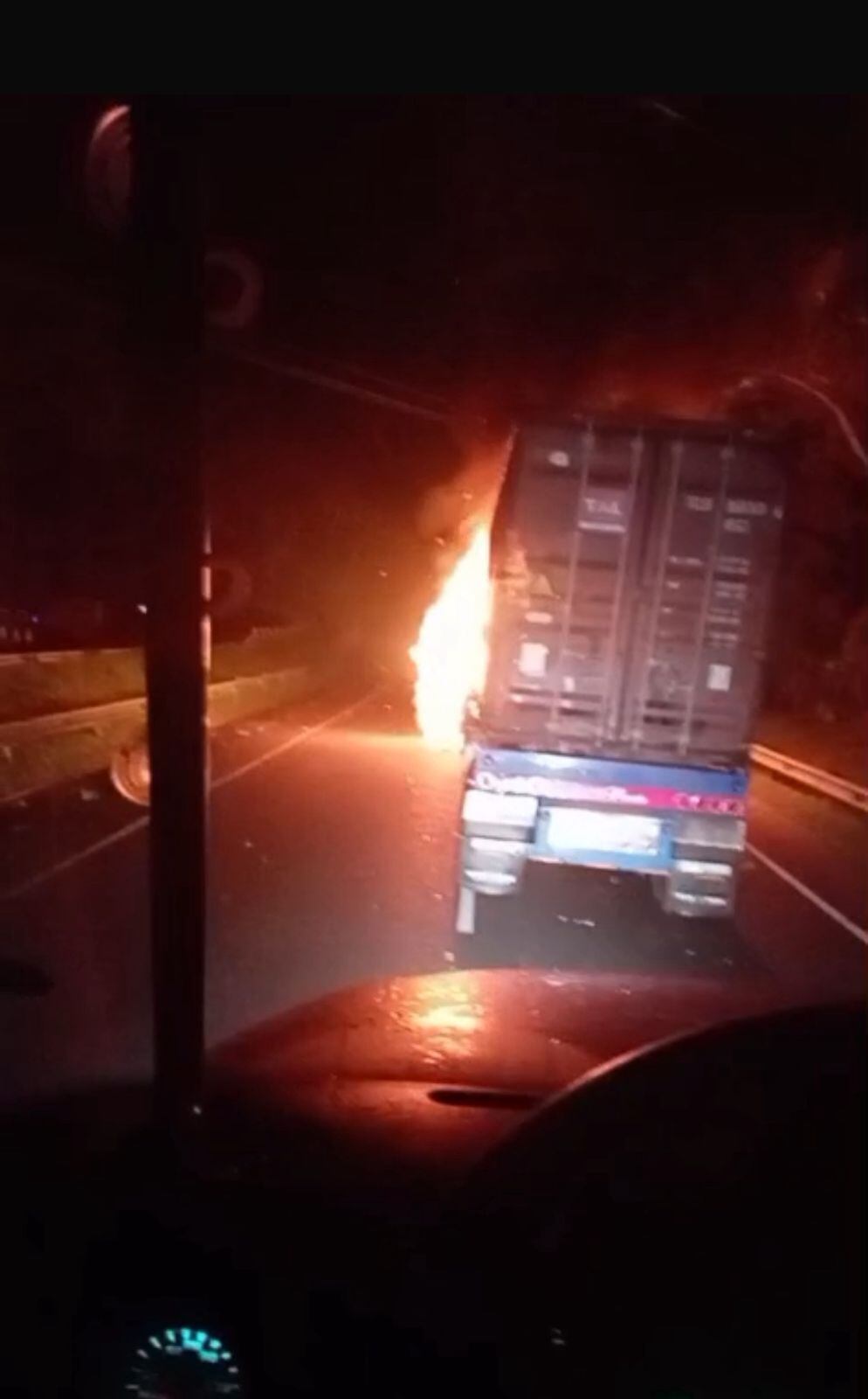 Incineraron cabezote de tractocamión en la vía Buenaventura; contenedor fue marcado con siglas del ELN