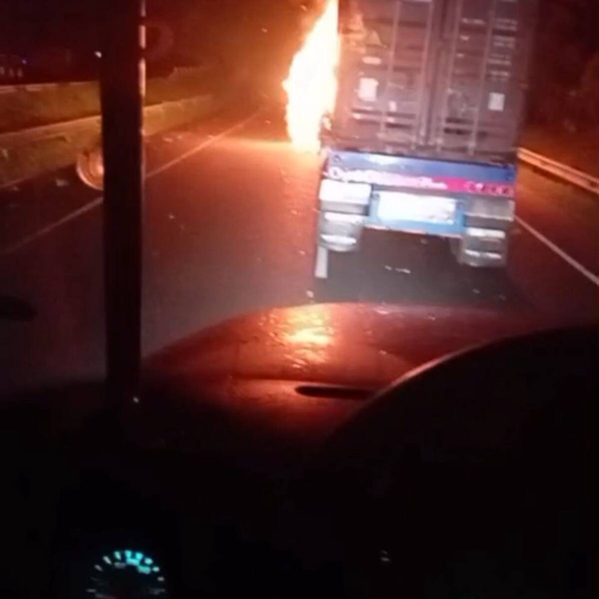 Incineraron cabezote de tractocamión en vía Buenaventura; contenedor fue marcado con siglas del ELN