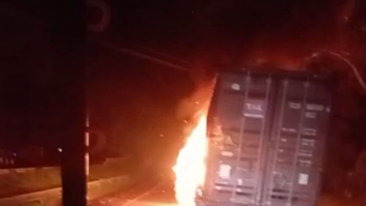 Incineraron cabezote de tractocamión en vía Buenaventura; contenedor fue marcado con siglas del ELN