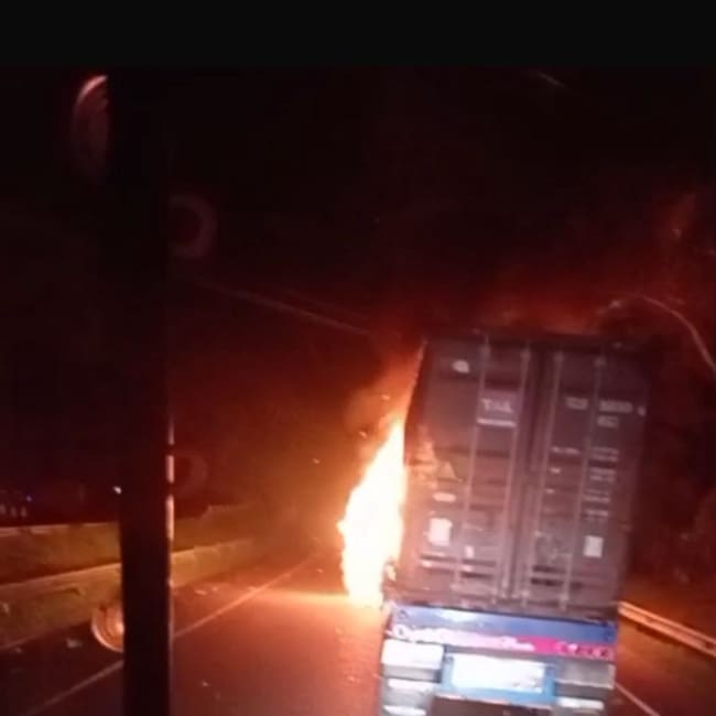 Incineraron cabezote de tractocamión en la vía Buenaventura; contenedor fue marcado con siglas del ELN