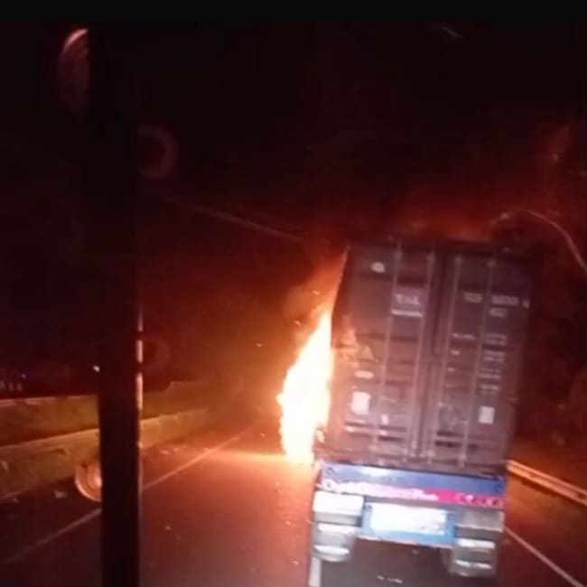 Incineraron cabezote de tractocamión en la vía Buenaventura; contenedor fue marcado con siglas del ELN