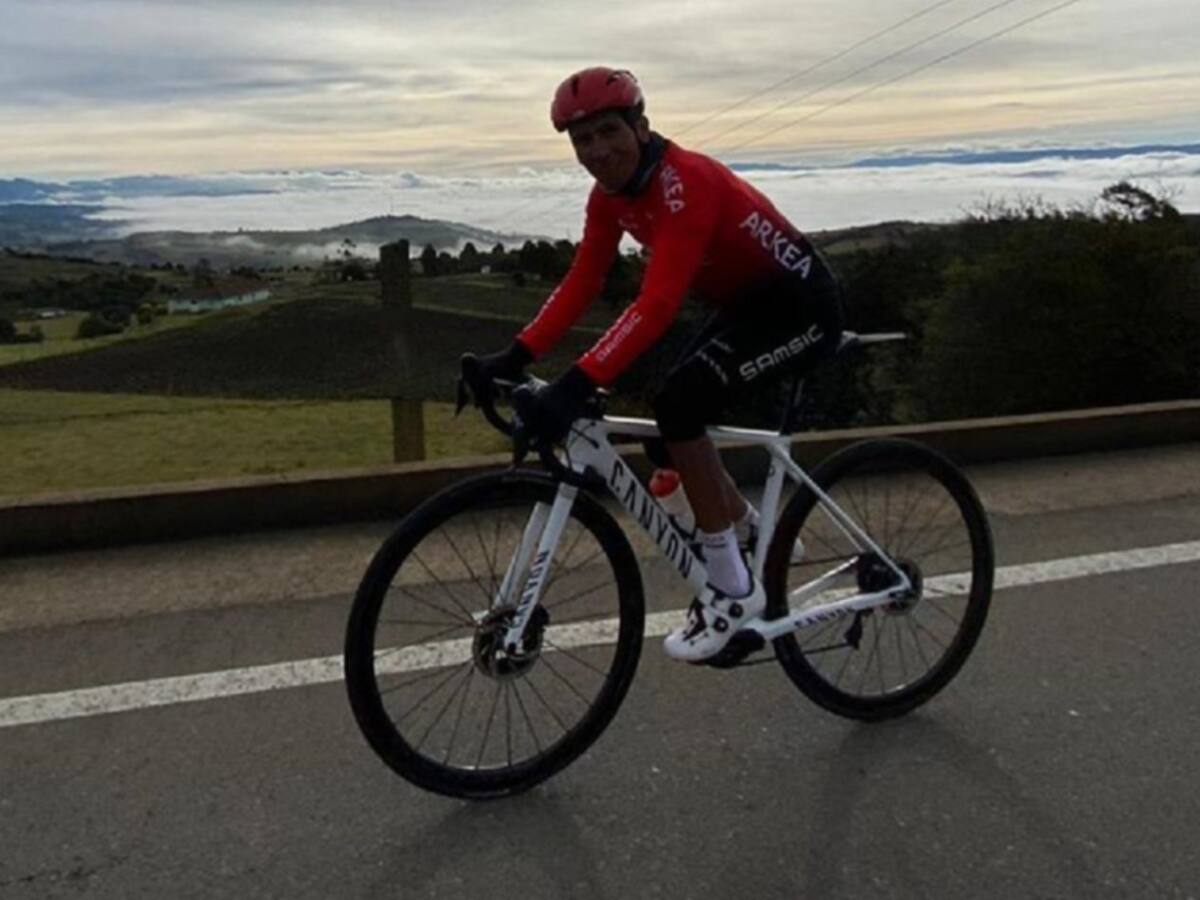 Nairo Quintana ya entrena de nuevo en las carreteras