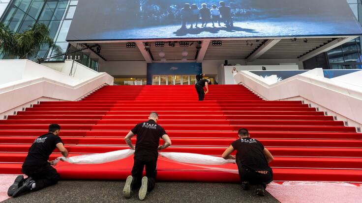 Cannes (France), 14/05/2024.- Workers install the red carpet ahead of the opening ceremony of the 77th annual Cannes Film Festival, in Cannes, France, 14 May 2024. The film festival runs from 14 to 25 May 2024. (Cine, Francia) EFE/EPA/ANDRE PAIN