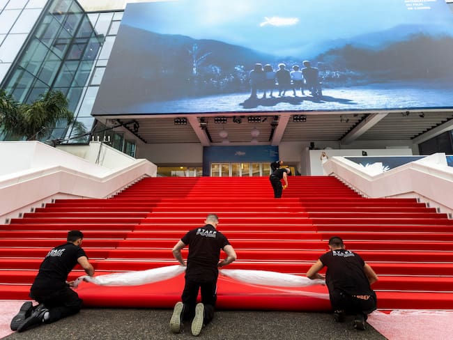 Cannes (France), 14/05/2024.- Workers install the red carpet ahead of the opening ceremony of the 77th annual Cannes Film Festival, in Cannes, France, 14 May 2024. The film festival runs from 14 to 25 May 2024. (Cine, Francia) EFE/EPA/ANDRE PAIN