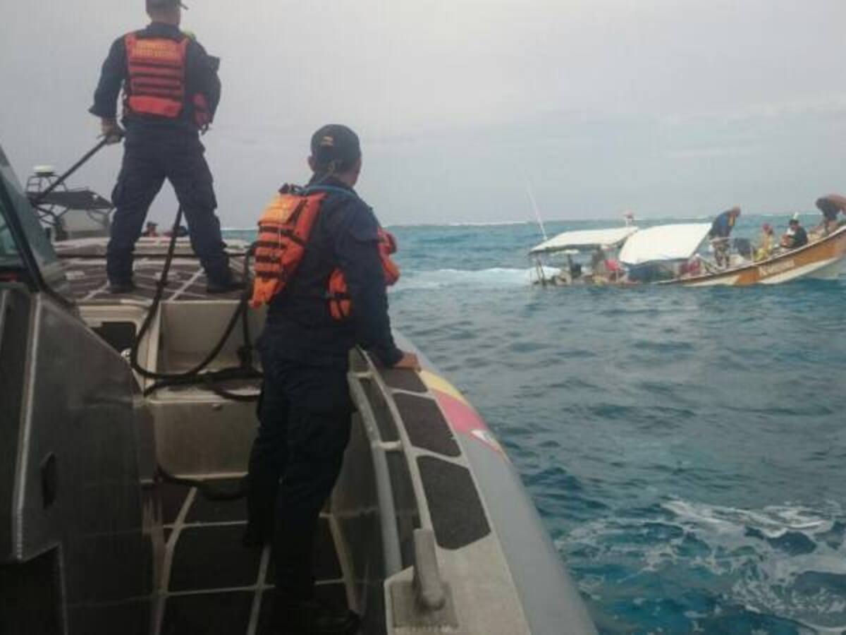 Armada brindó apoyo a cinco personas que navegaban en dos embarcaciones cerca de San Andrés
