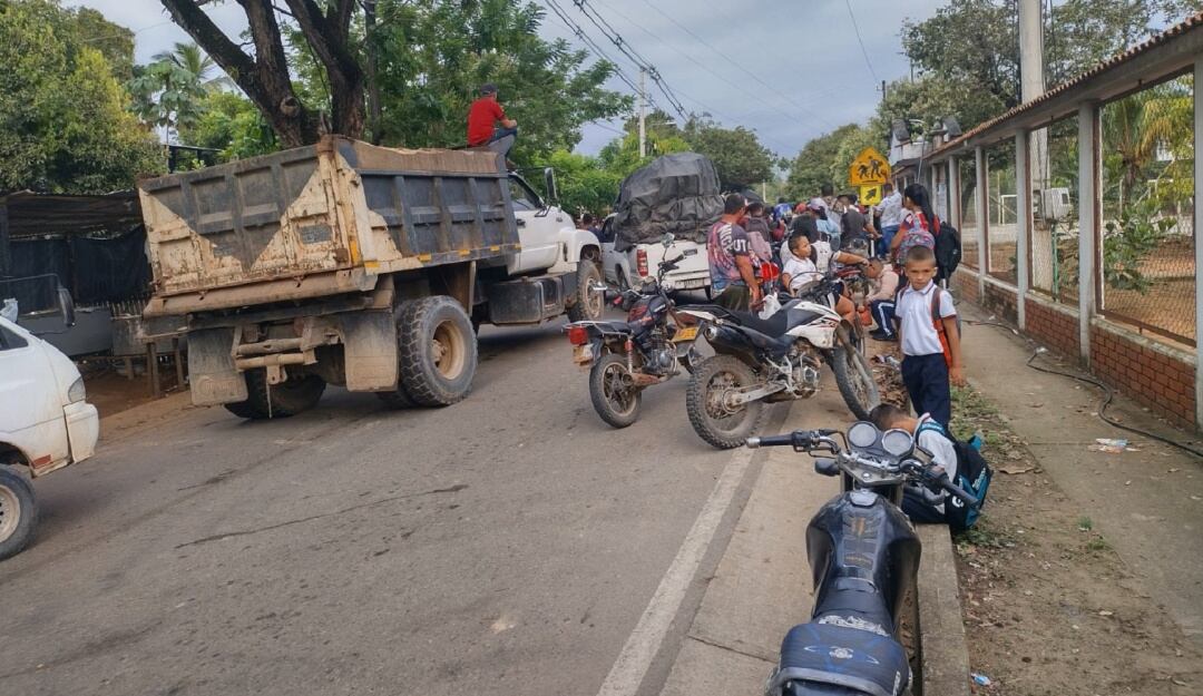 Bloqueos viales por protestas del sector educativo en Tibú 