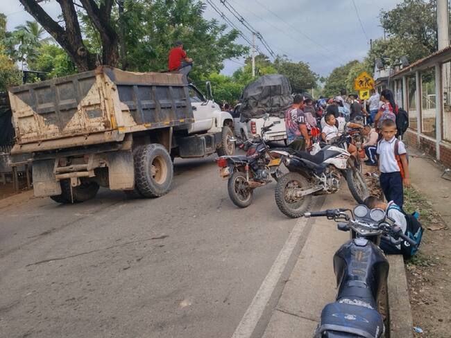 Bloqueos viales por protestas del sector educativo en Tibú