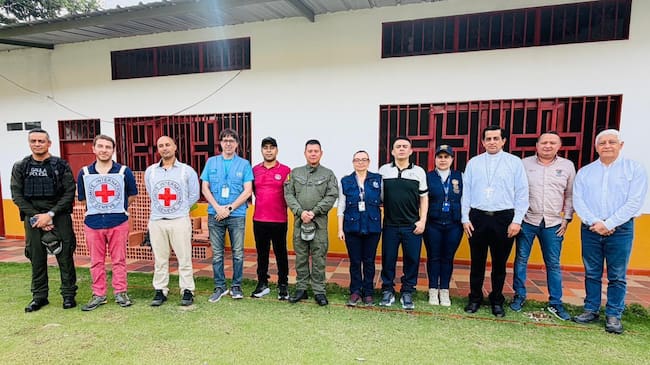 Policías liberados por el ELN se reencontraron con sus familias