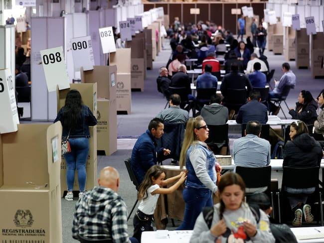 AME2159. BOGOTÁ (COLOMBIA), 29/10/2023.- Ciudadanos votan en las elecciones regionales y locales hoy, en un colegio electoral de Bogotá (Colombia). EFE/ Mauricio Dueñas Castañeda