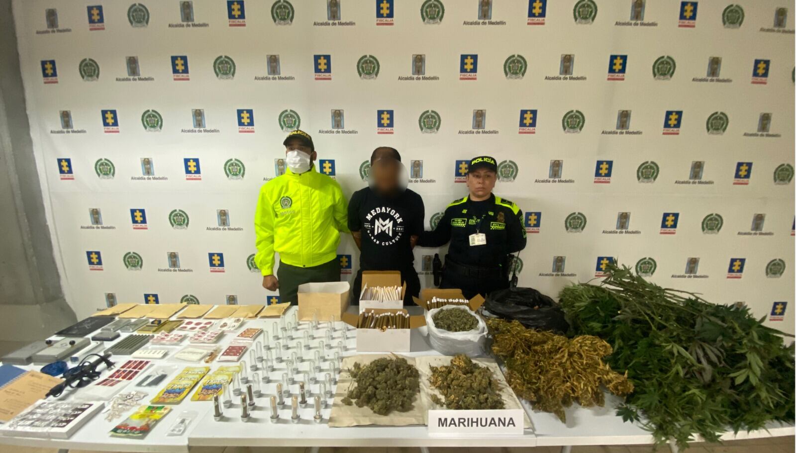 Marihuana incautada y hombre capturado- foto policía Metropolitana