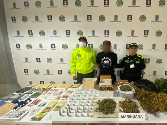 Marihuana incautada y hombre capturado- foto policía Metropolitana