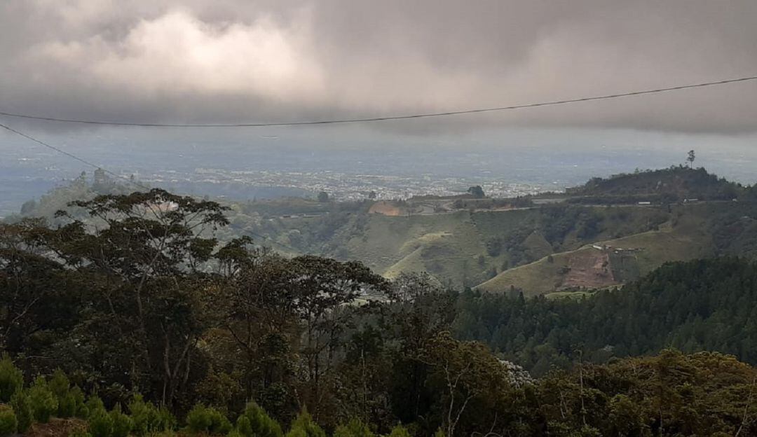 Al fondo Armenia desde el kilómetro 14 de la vía La Línea