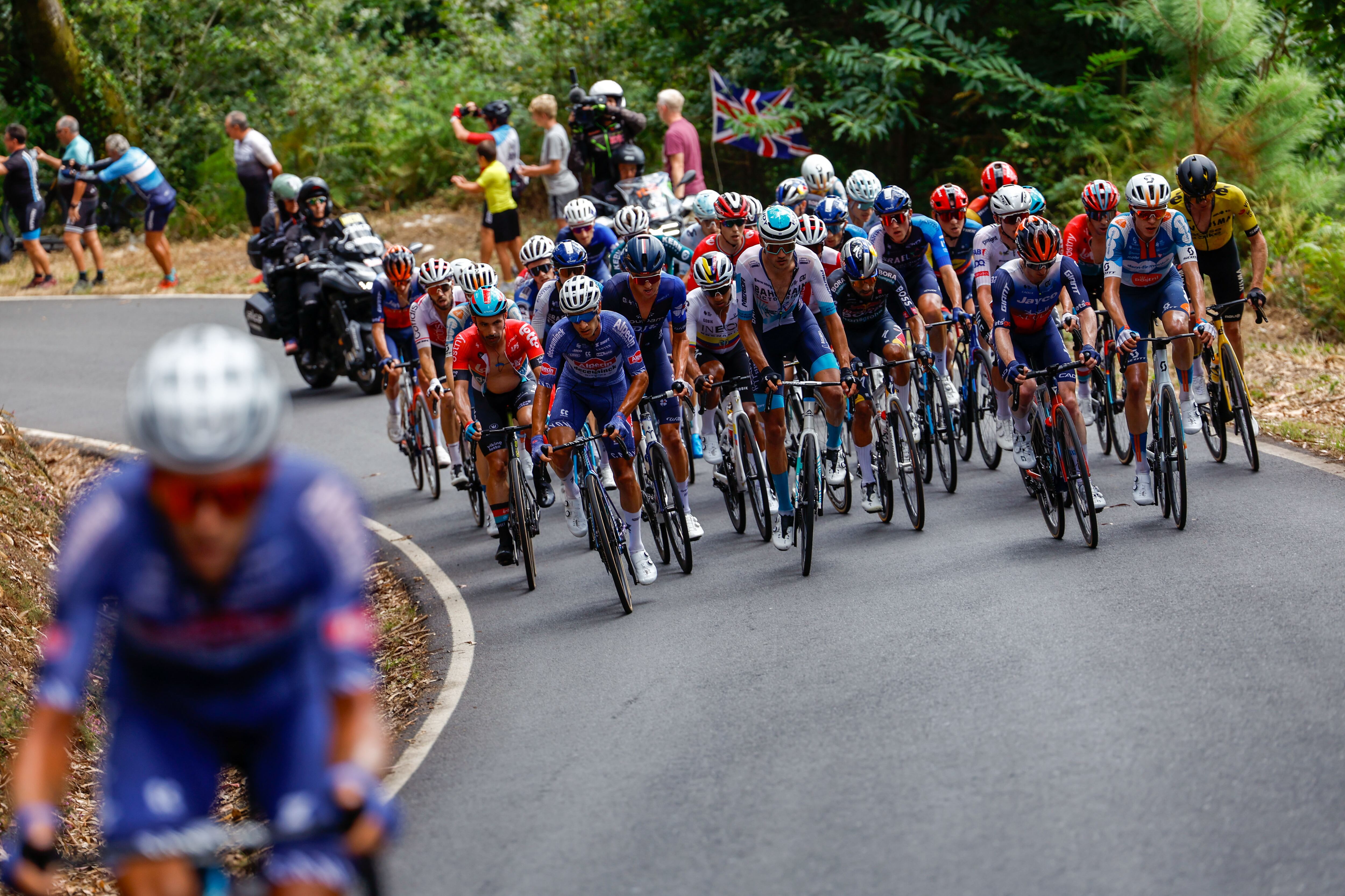Grupo de escapados en la Vuelta Ciclista a España, de 166,5 kilómetros con salida y meta en el Campus Tecnológico Cortizo, en Padrón (La Coruña). EFE/Javier Lizón