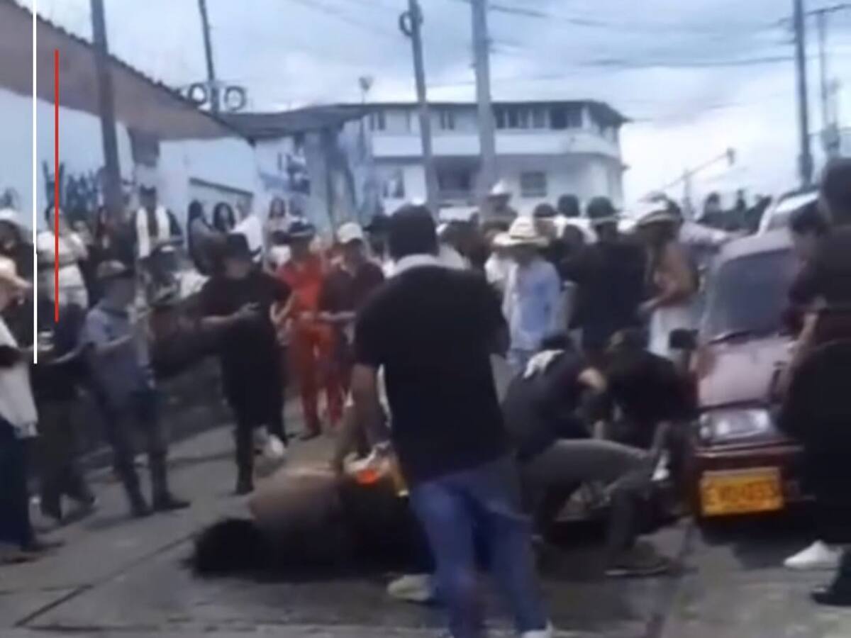 Polémica e indignación en el Quindío por el desplome de un caballo en medio de una cabalgata