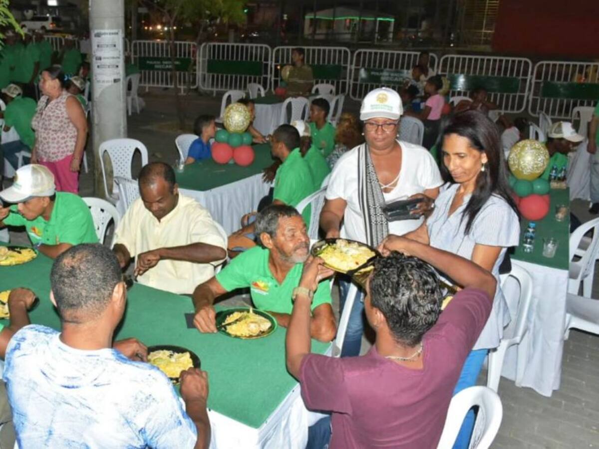 Brindan cena navideña a habitantes de calle de Cartagena
