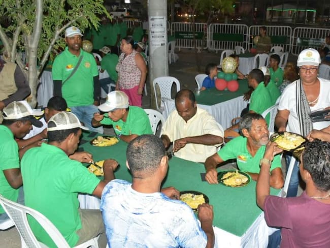 Brindan cena navideña a habitantes de calle de Cartagena