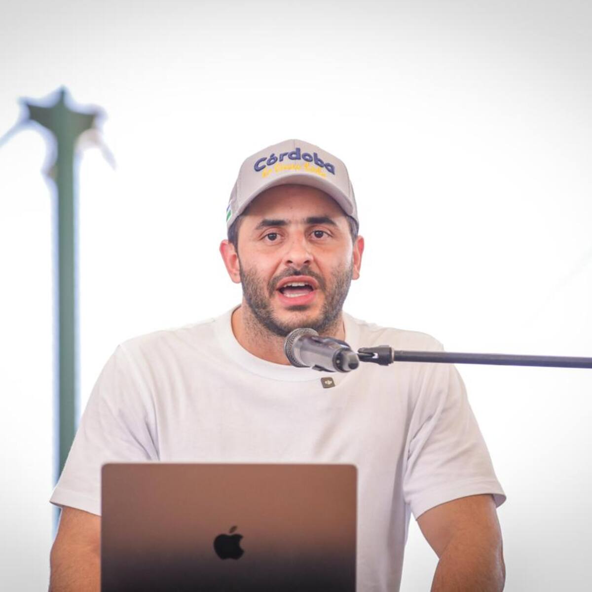 Lluvias en Córdoba: gobernador lideró cadena humana que permitió el rescate de un motociclista