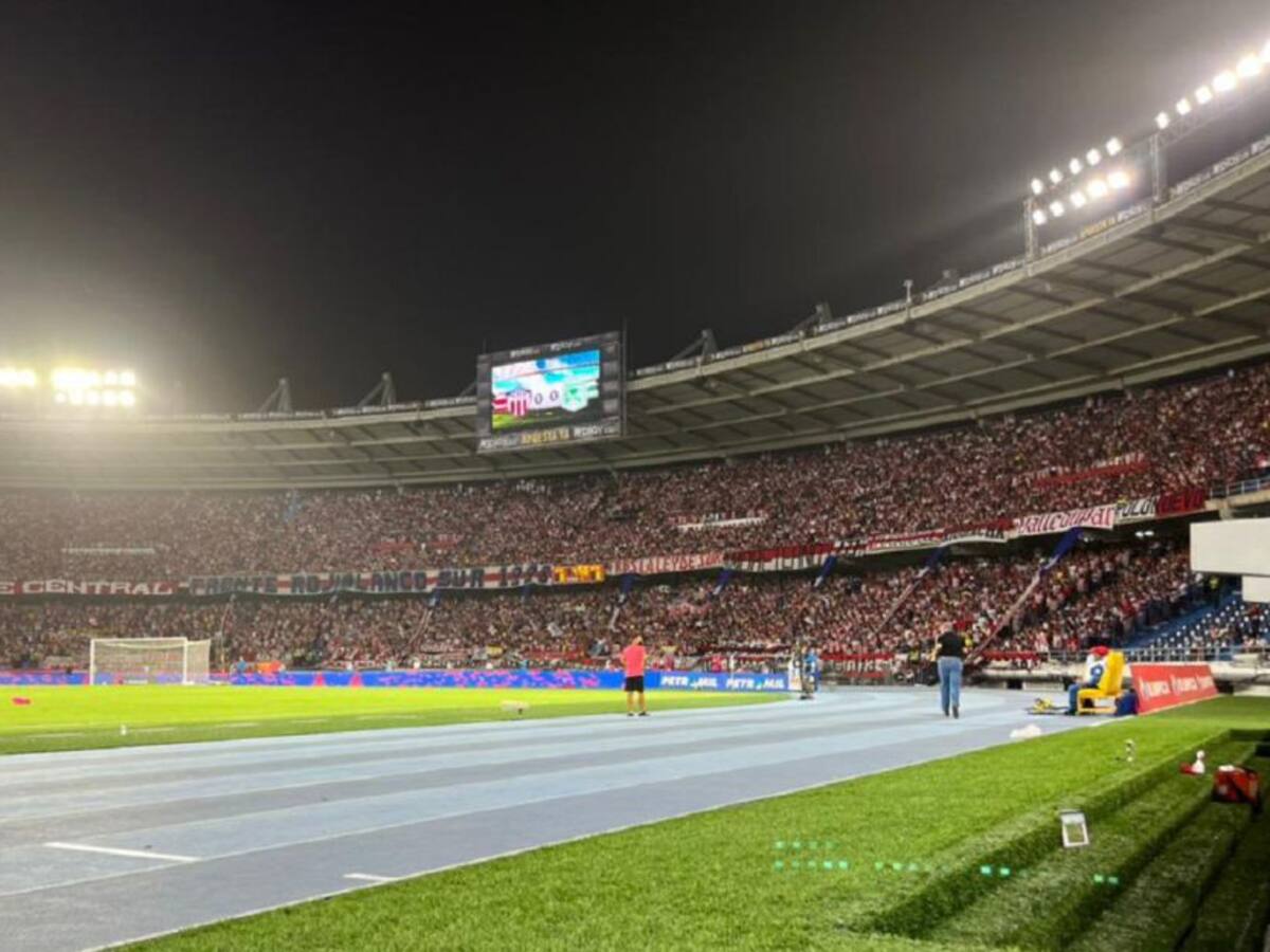 Kiss Cam en Junior-Nacional y un insólito momento: ¡La mujer se escondió!