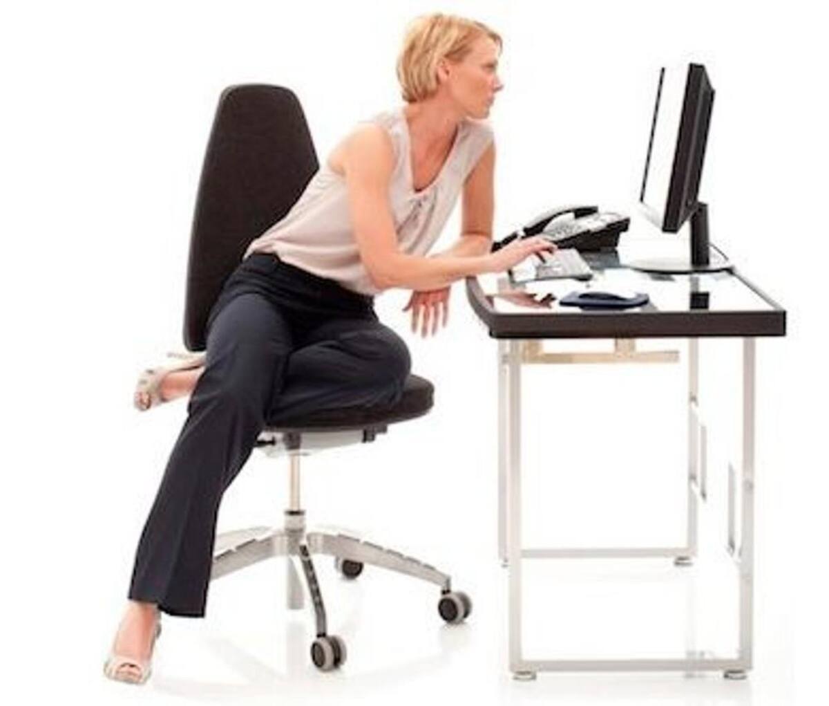 Las contorsiones en el momento de sentarse, pueden ocasionar dolores en su columna.