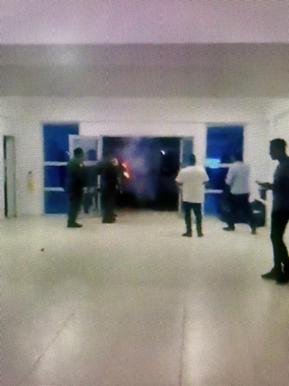 Disturbios en sede de la Registraduría en Manaure./ Foto: Tomada de video de redes