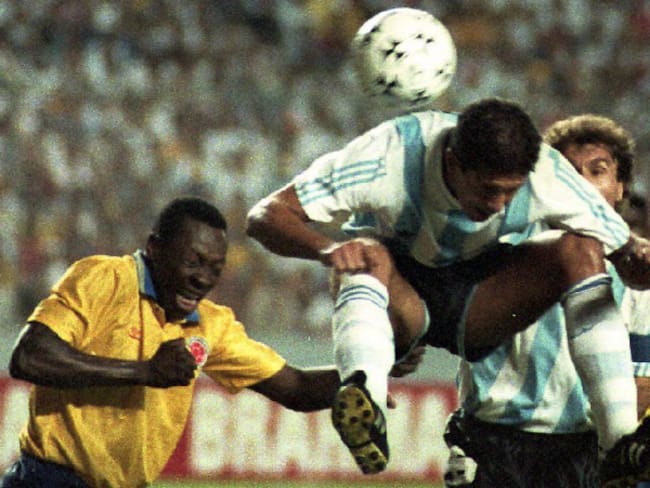 ¿Cómo es la vida de los argentinos que recibieron una paliza de fútbol por Colombia?
