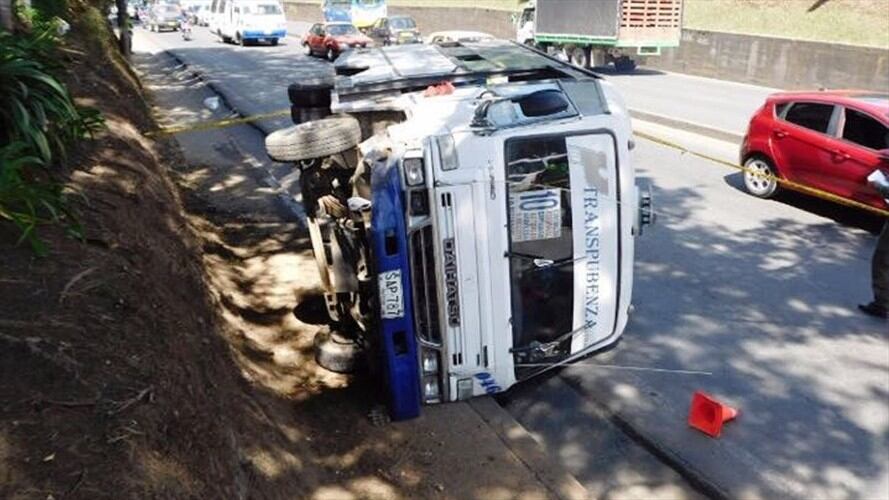 Accidente de un bus de servicio público deja cinco heridos en Popayán. Foto: Bomberos Popayán