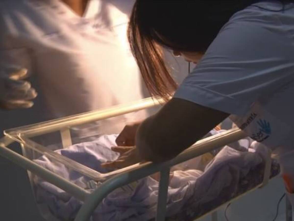 Recién nacido abandonado en bolsa plástica permanece estable