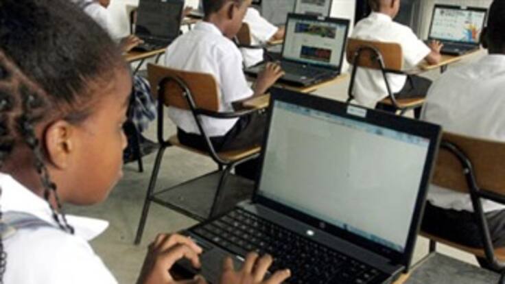 Con el fin de la guerra habrá más inversión en educación: Santos