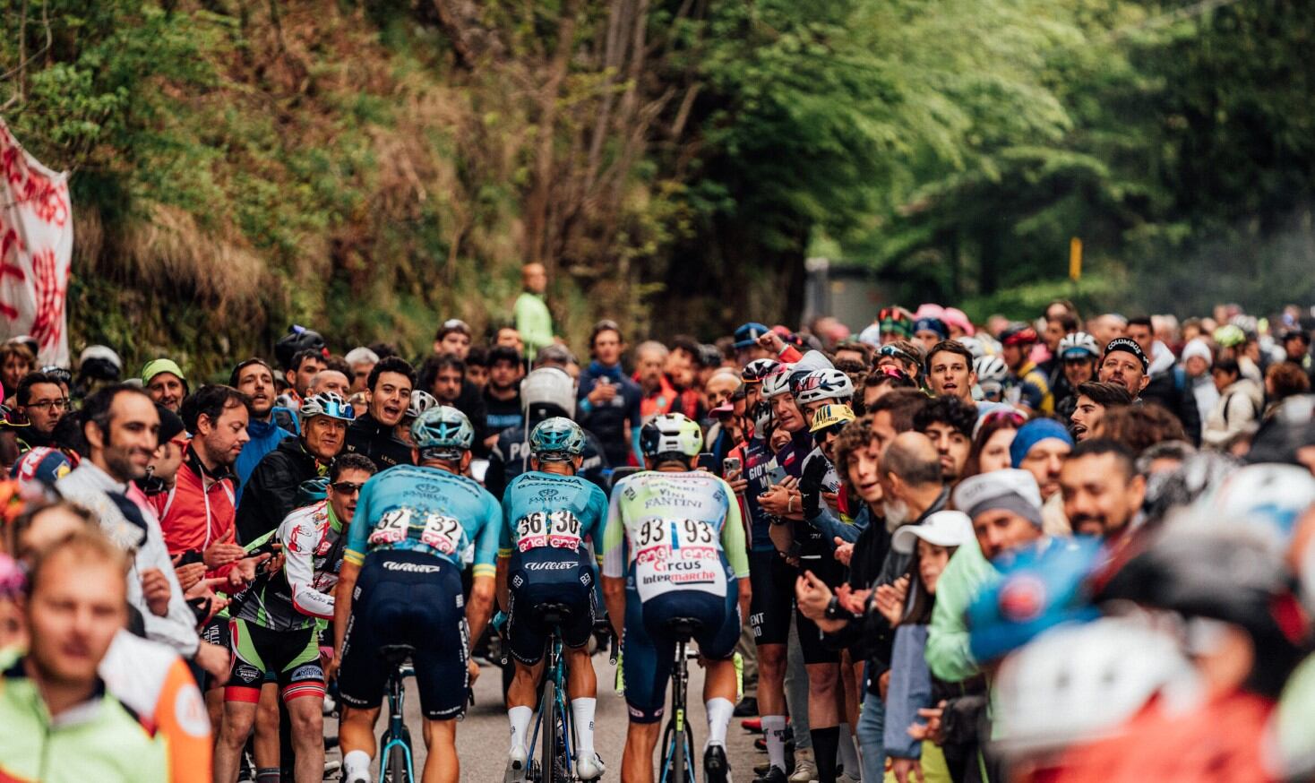 Imagen de referencia de los ciclistas participantes del Giro de Italia (Crédito: DirecTV)