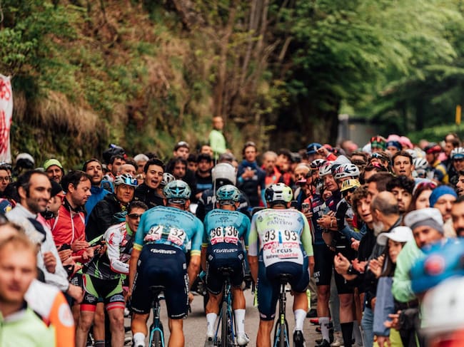 Imagen de referencia de los ciclistas participantes del Giro de Italia (Crédito: DirecTV)