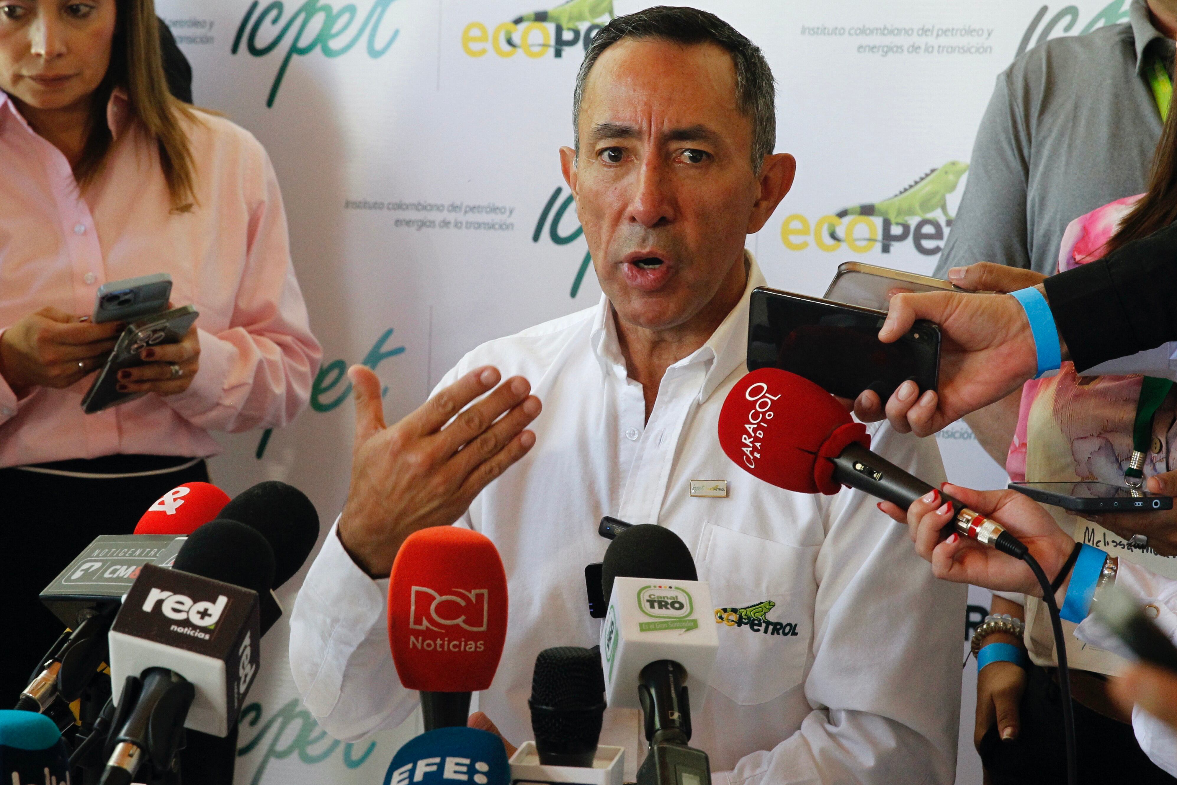 AME6853. PIEDECUESTA (COLOMBIA), 31/07/2024.- El presidente de Ecopetrol, Ricardo Roa, habla en una rueda de prensa este miércoles, en Piedecuesta (Santander). La petrolera estatal colombiana Ecopetrol presentó este miércoles el nuevo Instituto Colombiano del Petróleo y las Energías de la Transición (Icpet), que será el centro de investigación de la transición energética del país, una de las banderas del Gobierno de Colombia. EFE/Juan Diego López