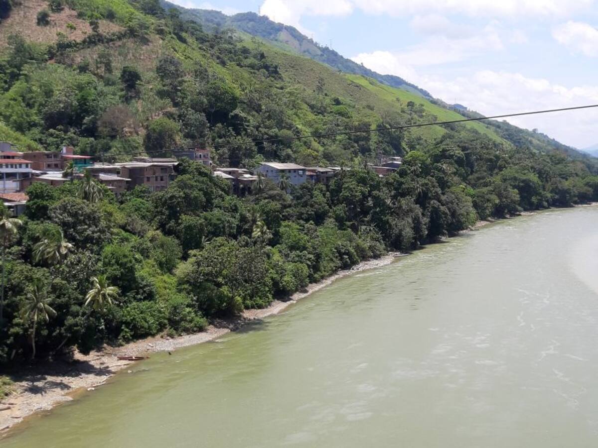Una persona desapareció luego del naufragio de una chalupa en el río Cauca