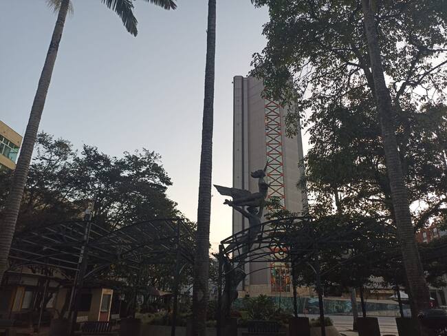 El monumento al esfuerzo y el edificio de la gobernación del Quindío en cielo despejado