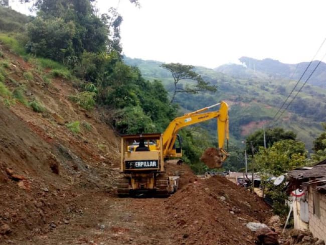 Transportadores asumen sobrecosto del 30% por emergencia en vía a Medellín
