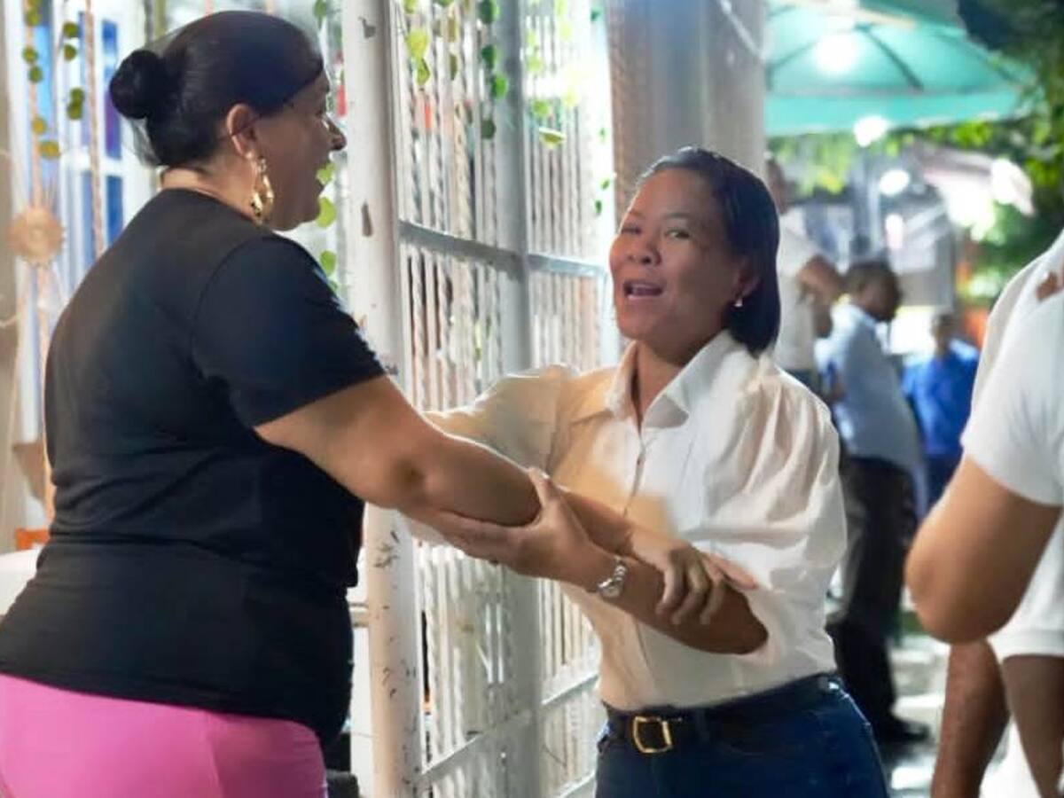 Yolanda Wong en contacto directo con las comunidades de Bolívar