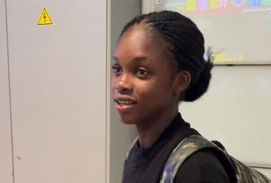 Linda Caicedo tras llegar al aeropuerto de Madrid / Foto: DiarioAS