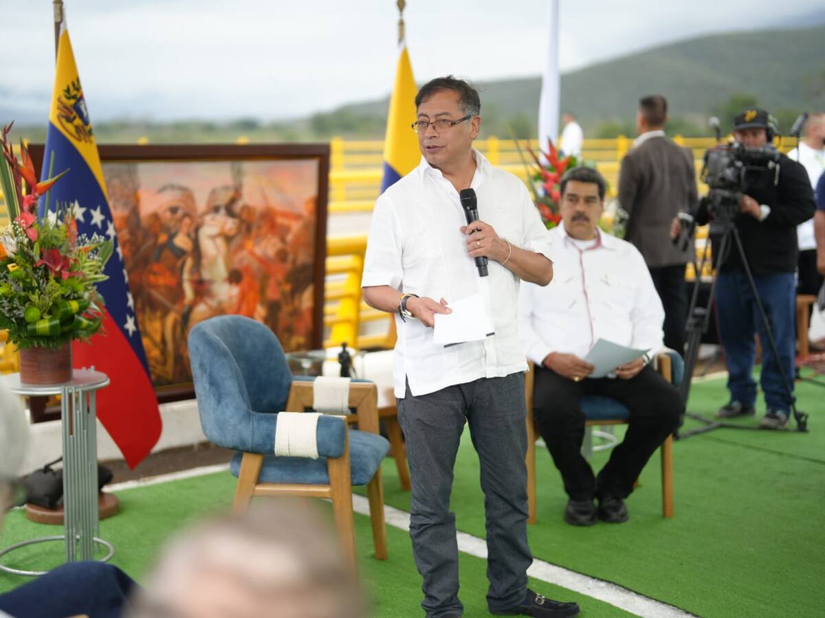 Presidente advierte que funcionaros públicos promueven comercio ilegal en frontera